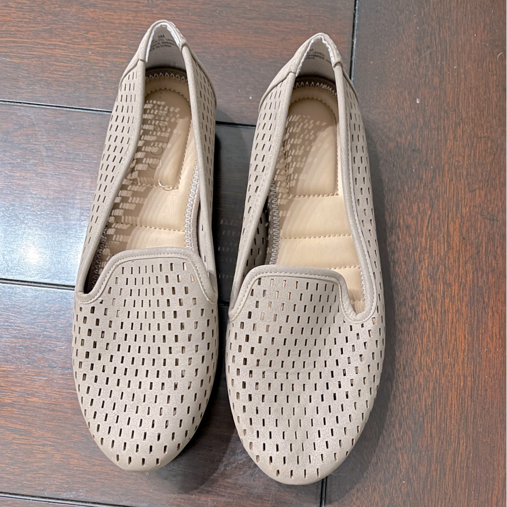 Women’s Tan Flats